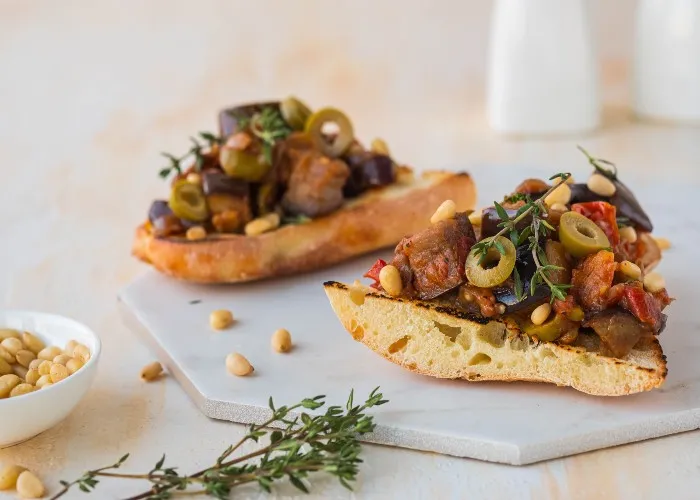 bruschette con caponata di verdure
