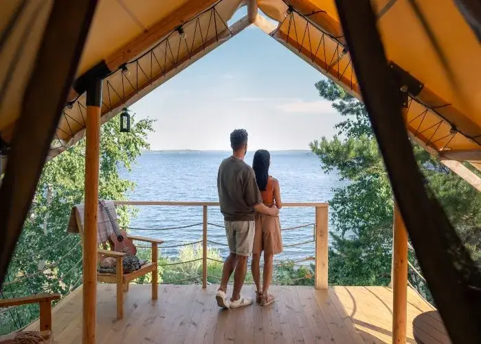 Coppia durante una vacanza glamping