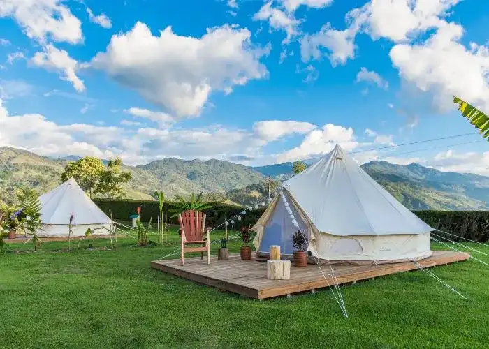 Tende in un camping di montagna