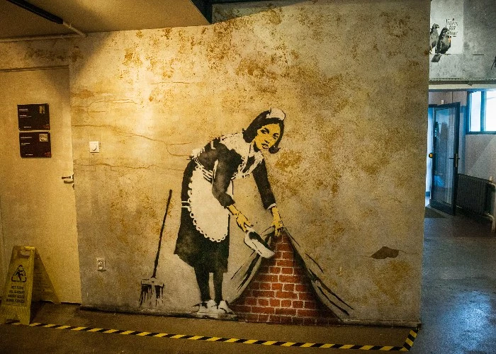Interno del Museo Banksy a Cracovia, Polonia