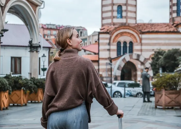 Una turista passeggia nel centro storico di una città