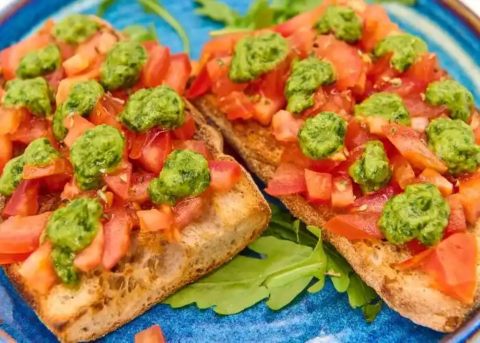 Bruschette pesto e pomodorini