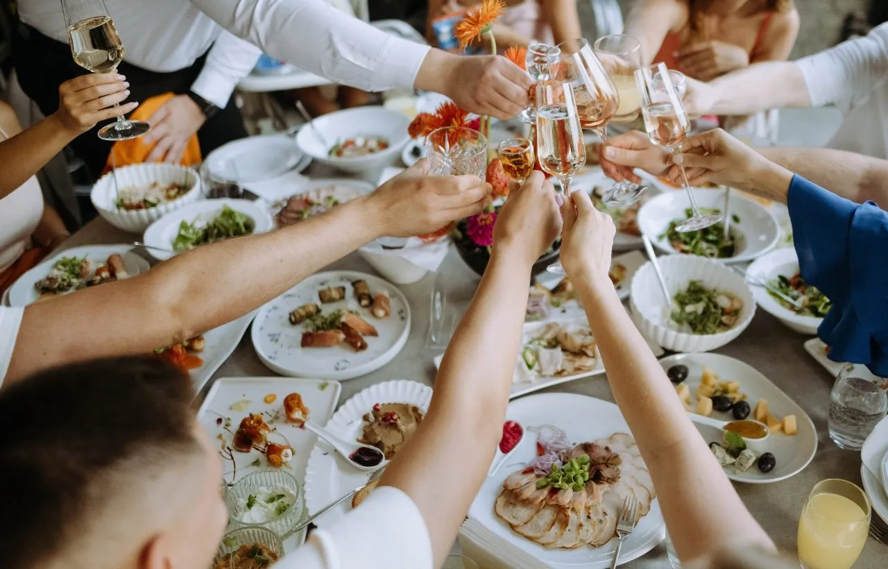pranzo cena tra amici in estate