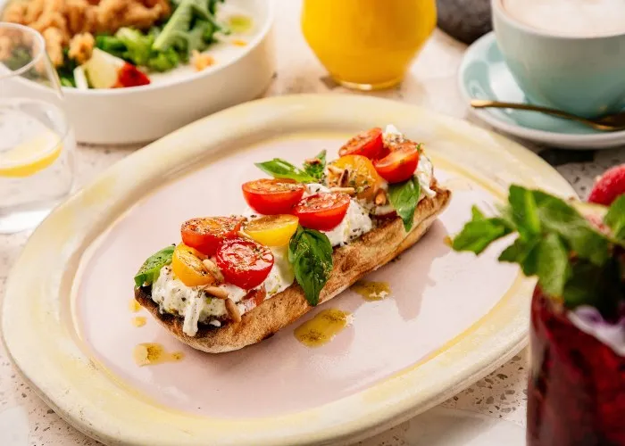 Bruschetta mediterranea sana su pane tostato