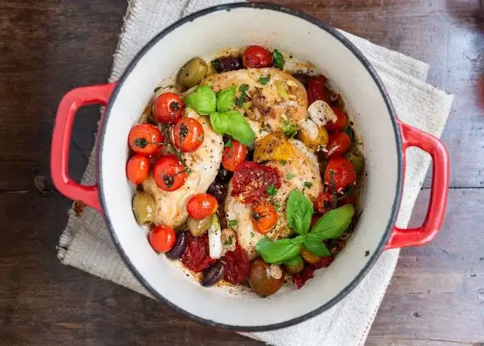 Menu cena estiva tra amici - pollo alla mediterranea con pomodorini e olive