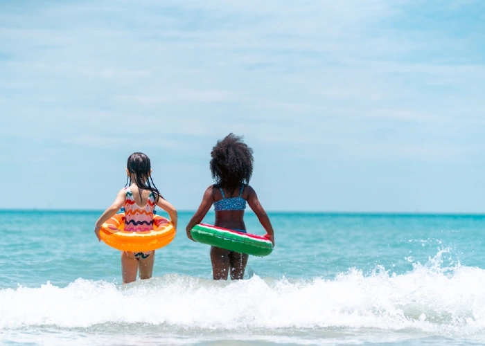 Bandiere verdi 2026 - Due bambine in riva al mare