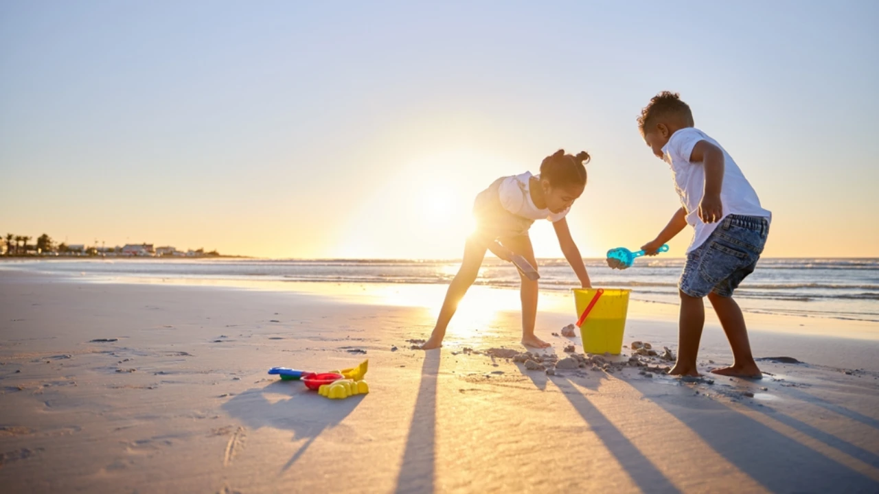 Bambini giocano in spiaggia