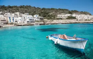 Vacanze a Favignana 2026: come arrivare, cosa fare e prezzi