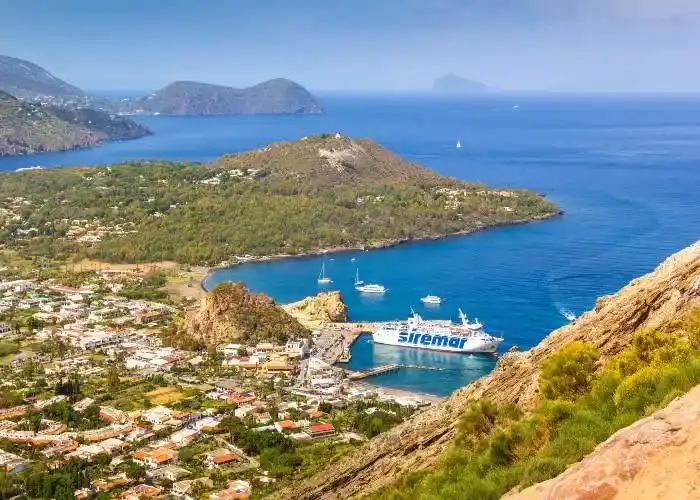 Un traghetto a Vulcano nelle Isole Eolie