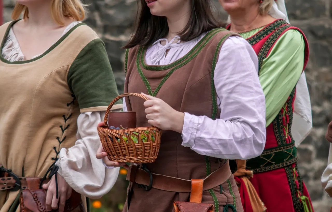 Ragazze in abiti medioevali