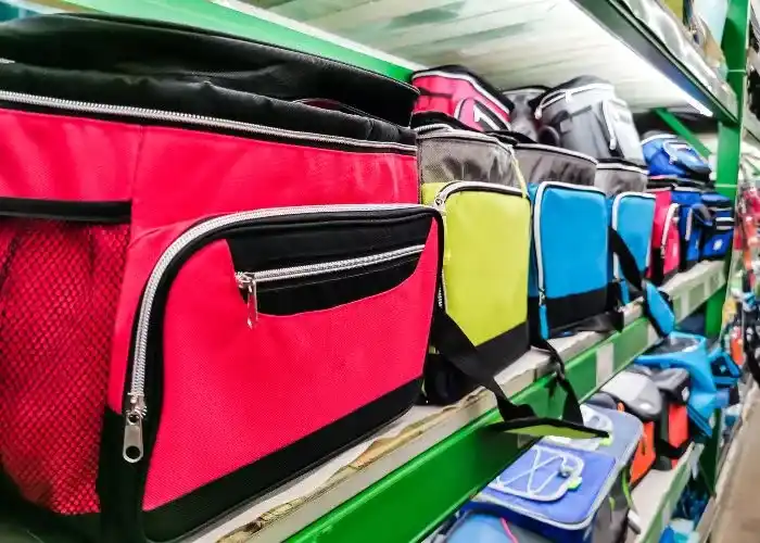 accessori da spiaggia - Borse frigo in un supermercato