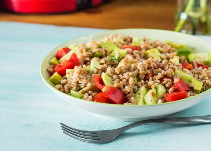insalata di farro con pomodori, avocado e cetrioli