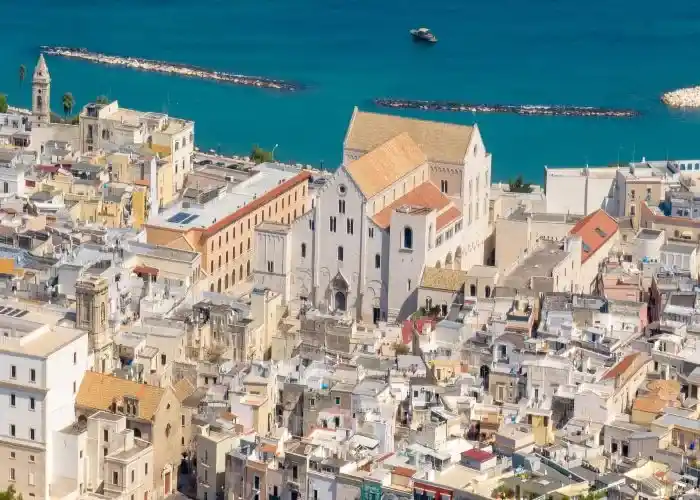 Il centro di Bari con la Basilica di San Nicola e il mare sullo sfondo