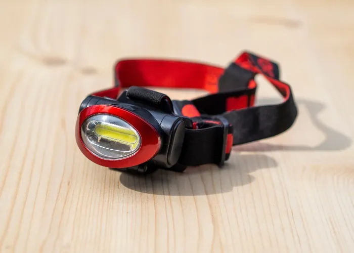 Torcia frontale LED uno degli accessori da portare in montagna