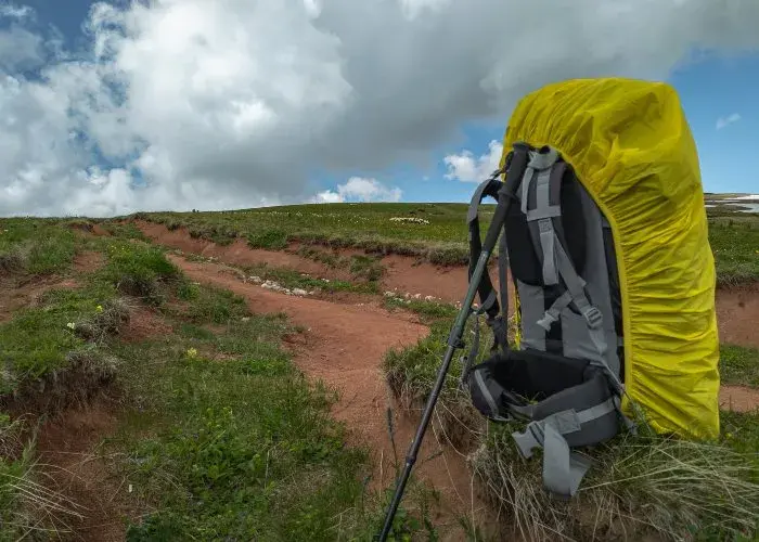 Zaino trekking leggero con copertura antipioggia