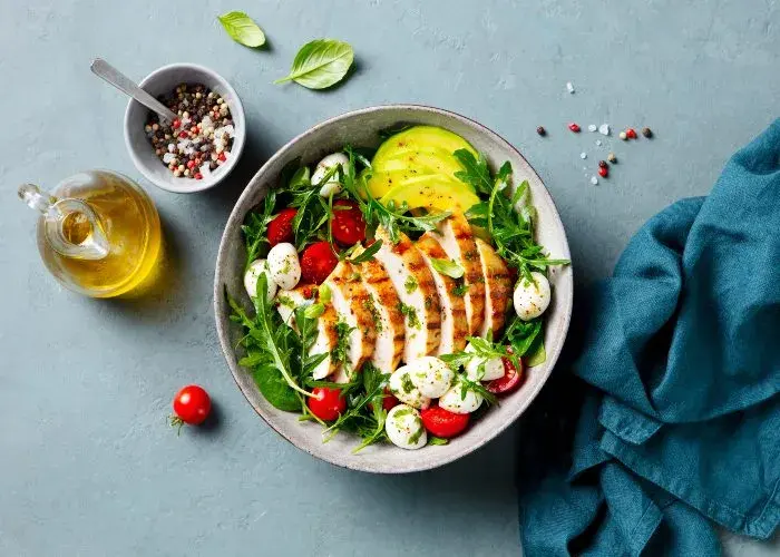 Insalata di pollo alla griglia con avocado e pomodorini