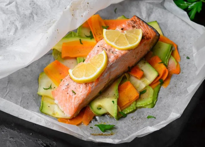 Salmone al cartoccio con zucchine e limone