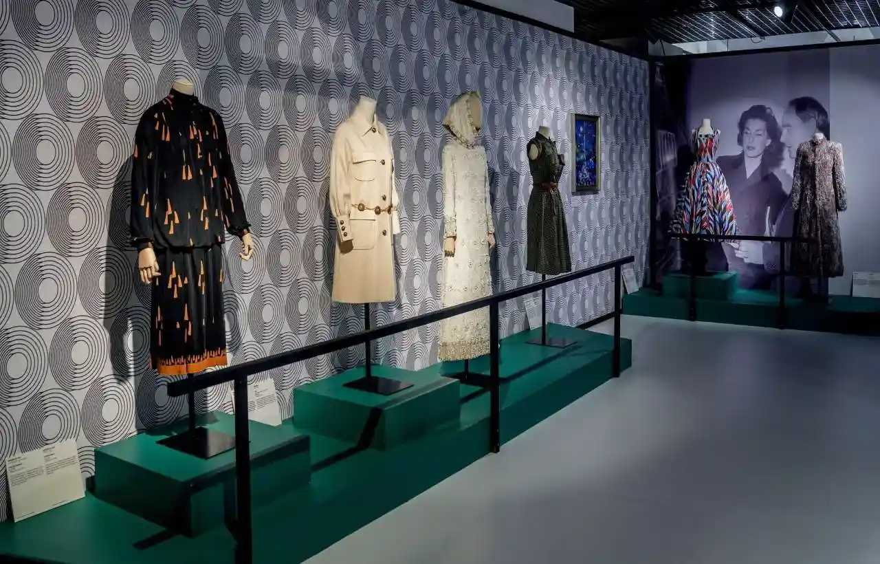 08_Moda in Luce 1955-1975. Roma fra glamour e innovazione industriale - Musei Capitolini, Centrale Montemartini.jpg