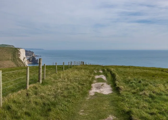 Una vista lungo il King Charles III England Coast Path nel Dorset
