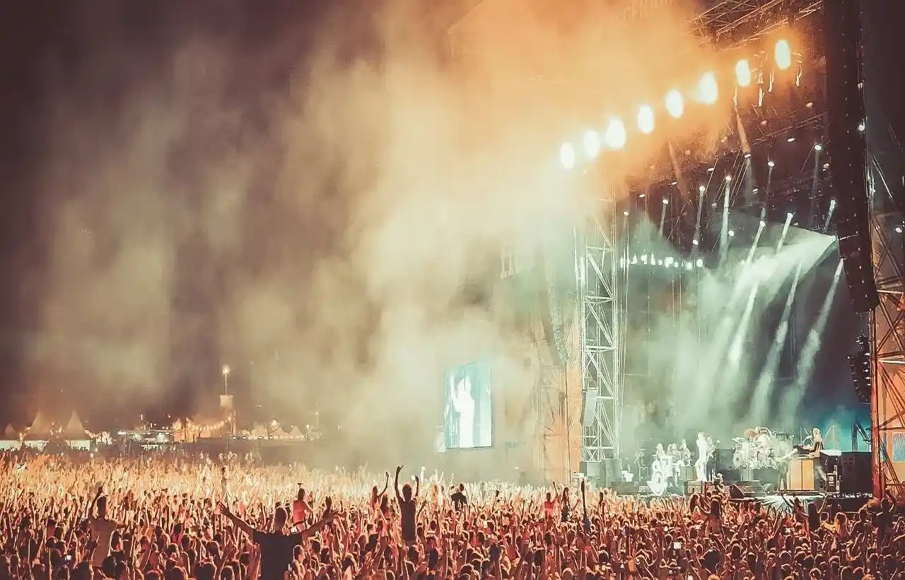 Un concerto a un festival di musica a Benicassim in Spagna