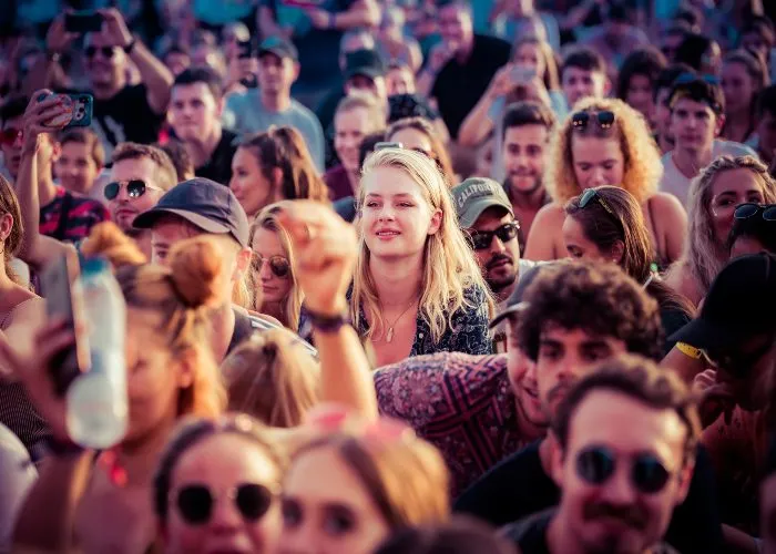 Spettatori di un concerto a Benicassim