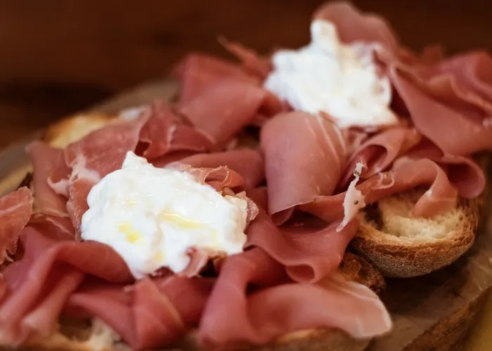 Prosciutto crudo lucano, bruschetta e mozzarella