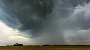 Cos'è il downburst, il fenomeno meteorologico estivo legato al caldo estremo