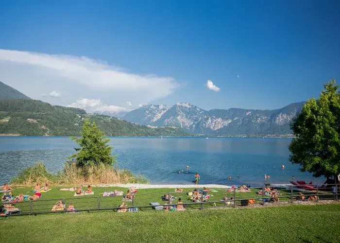 Sentiero lungo il Lago di Caldonazzo in Trentino