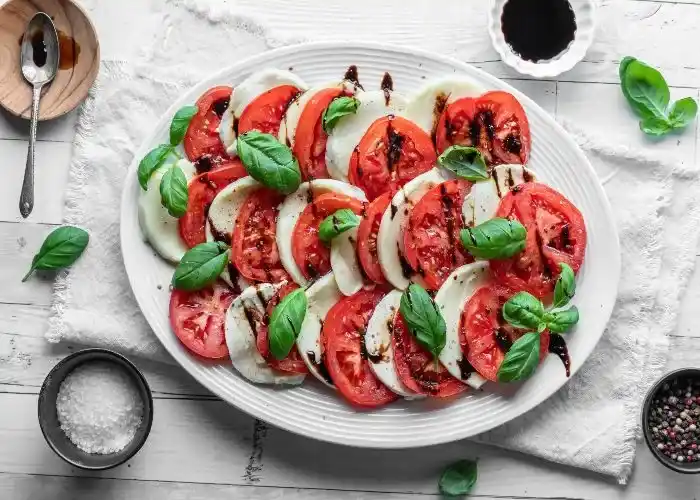 Ricette con i pomodori maturi, un'insalata caprese