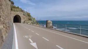Riviera dei Fiori, la lunga ciclabile affacciata sul mare della Liguria