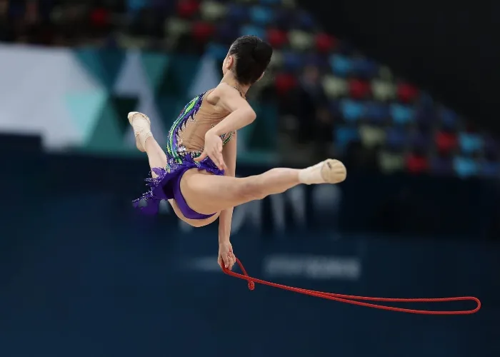 Una gara di ginnastica ritmica
