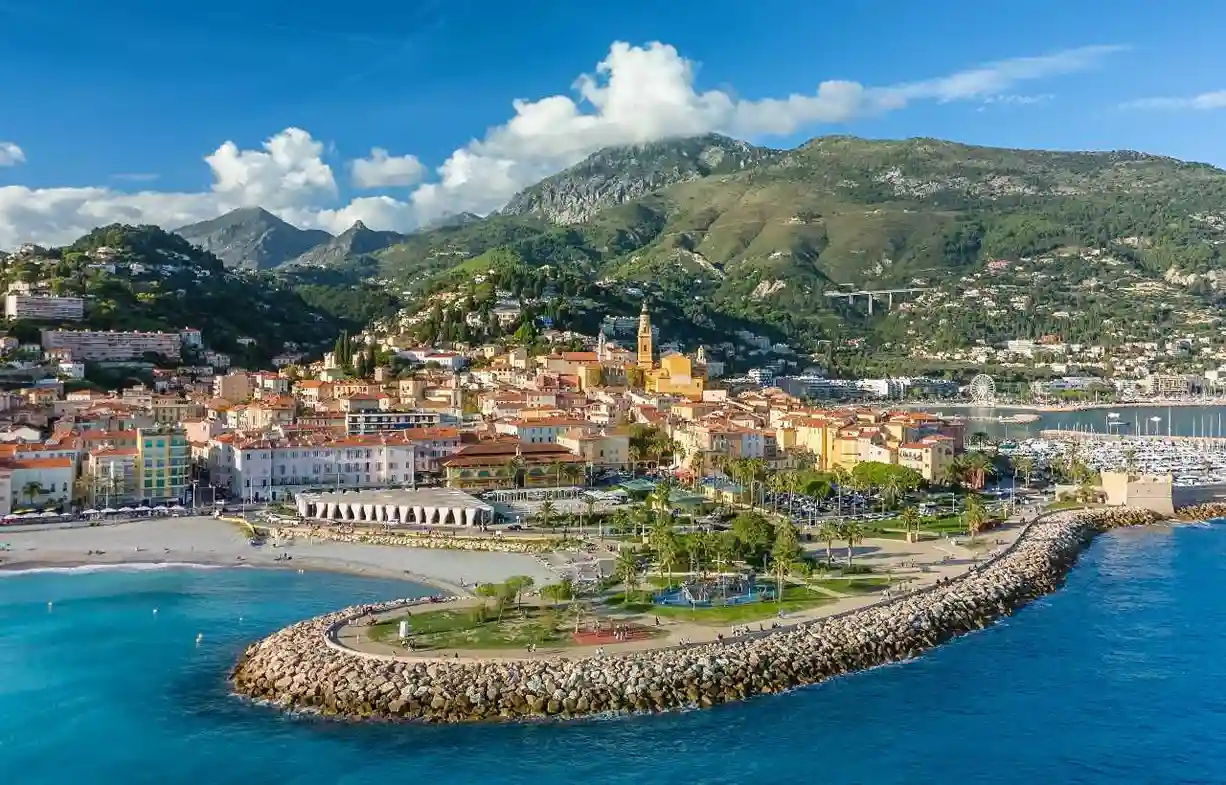 Mentone &egrave; tra i posti da vedere vicino al confine con la Francia