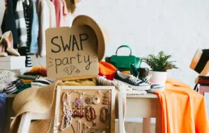 Cos’è lo swap party, lo shopping sostenibile arrivato anche in Italia