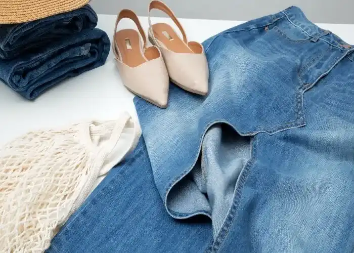 Scarpe e abiti usati in vendita