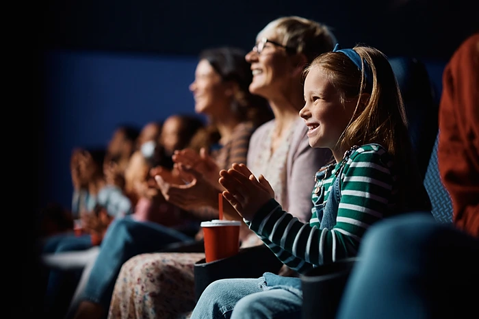 famiglia con bambini che va a teatro