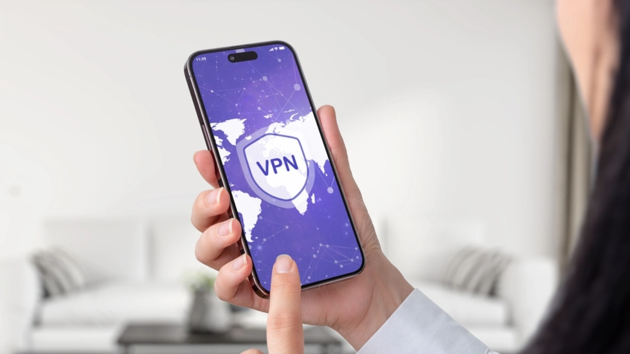 Smartphone con VPN in viaggio