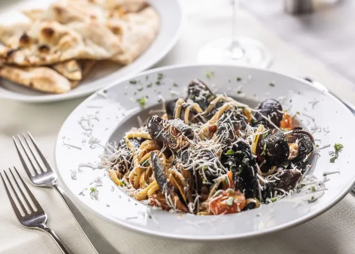 Liguine con cozze e pecorino romano