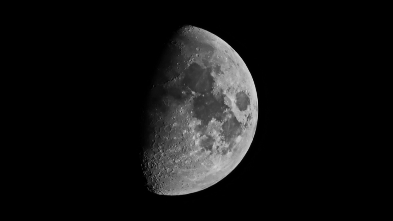 Luna illuminata a metà - Giornata Internazionale della Luna