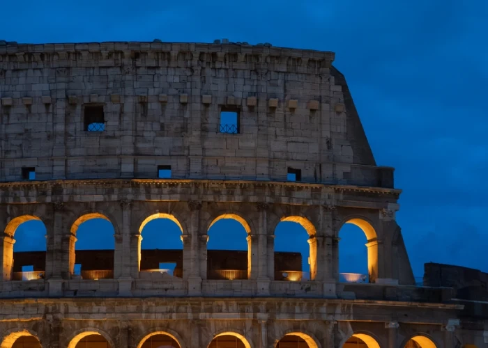 Colosseo illuminato di notte