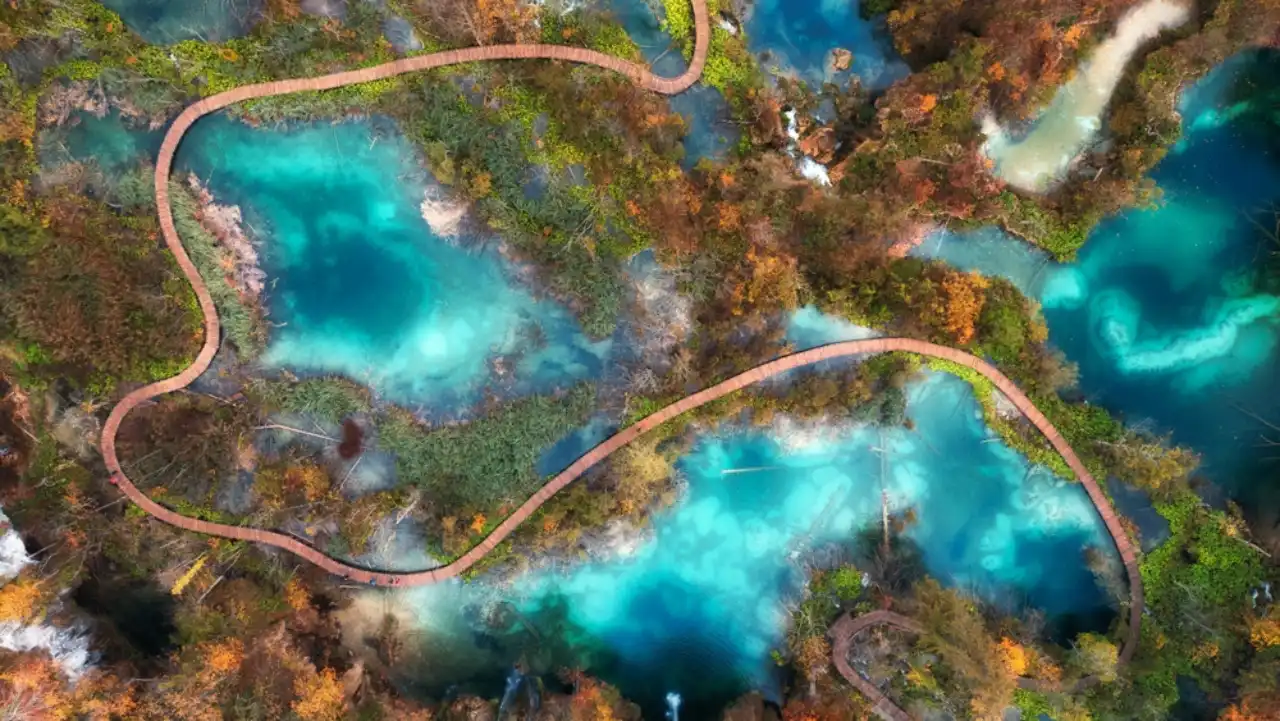 Vista aerea del Parco Nazionale dei Laghi di Plitvice in autunno