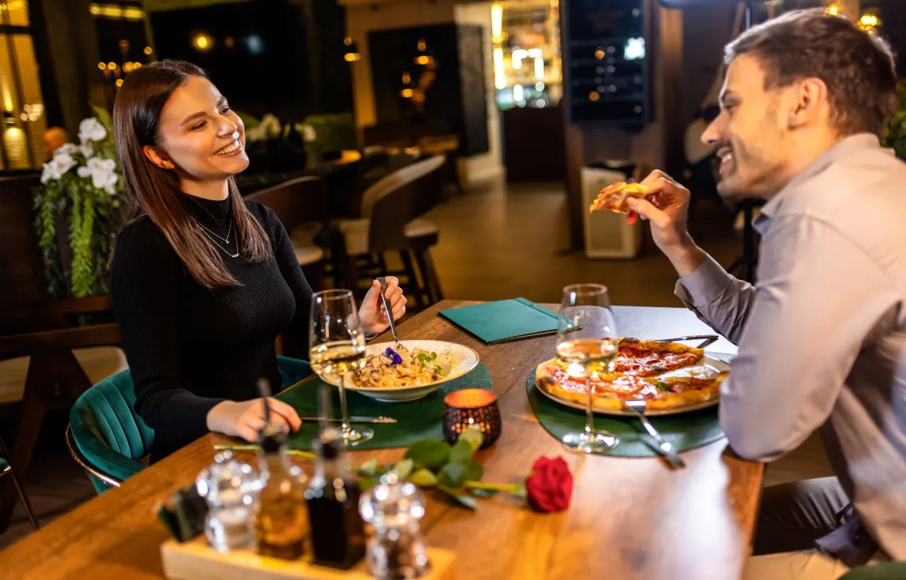 regole quando si mangia in Italia per una coppia che mangia al ristorante