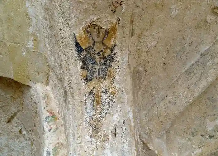 resti di un affresco del X secolo tra le rovine della chiesa rupestre sotterranea a Matera