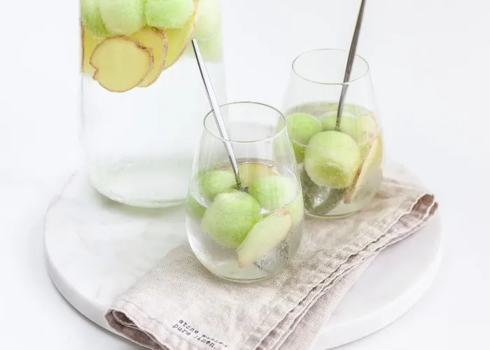 Acqua con melone e zenzero per una versione aromatizzata