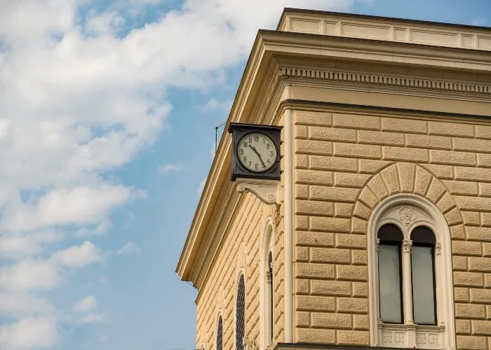 L'orologio alla stazione di Bologna fermo sull'ora della strage