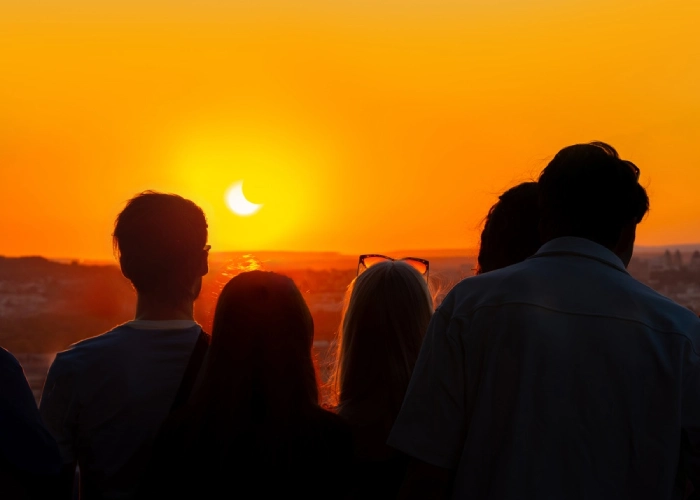 Persone osservano un'eclissi di Sole - dove vedere l'eclissi di Sole del 12 agosto 2026