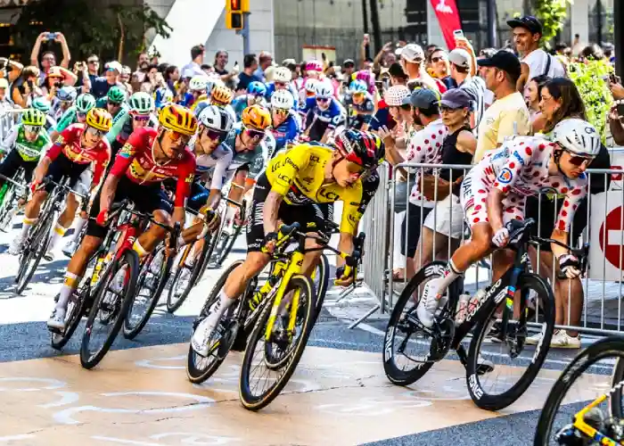 Tadej Pogačar e Jonas Vingegaard in primo piano al Tour de France 2026