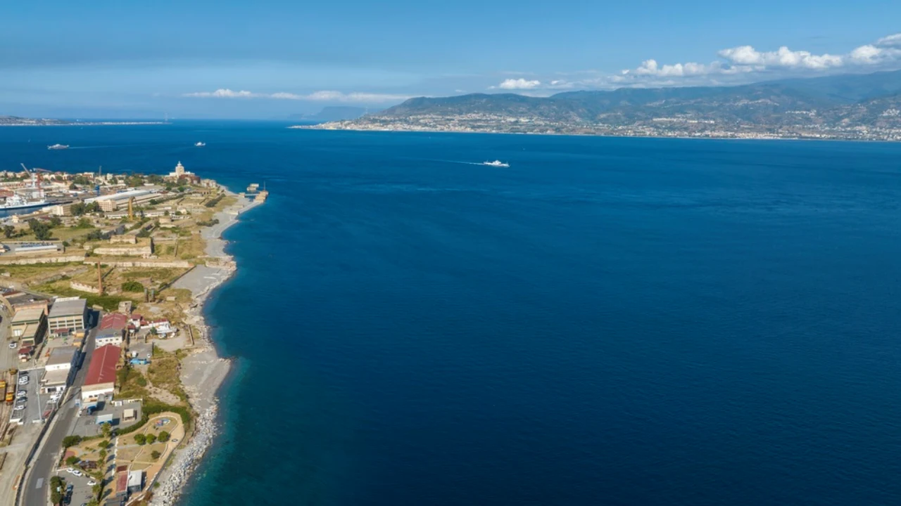 Panorama aereo dello Stretto di Messina