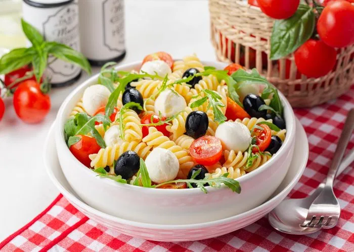 pasta fredda con pomodorini, mozzarella e olive