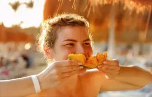 Si può portare il cibo in spiaggia? Cosa dice la legge in Italia