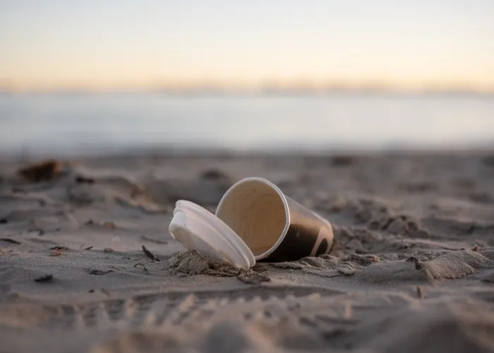 Rifiuti lasciati in spiaggia